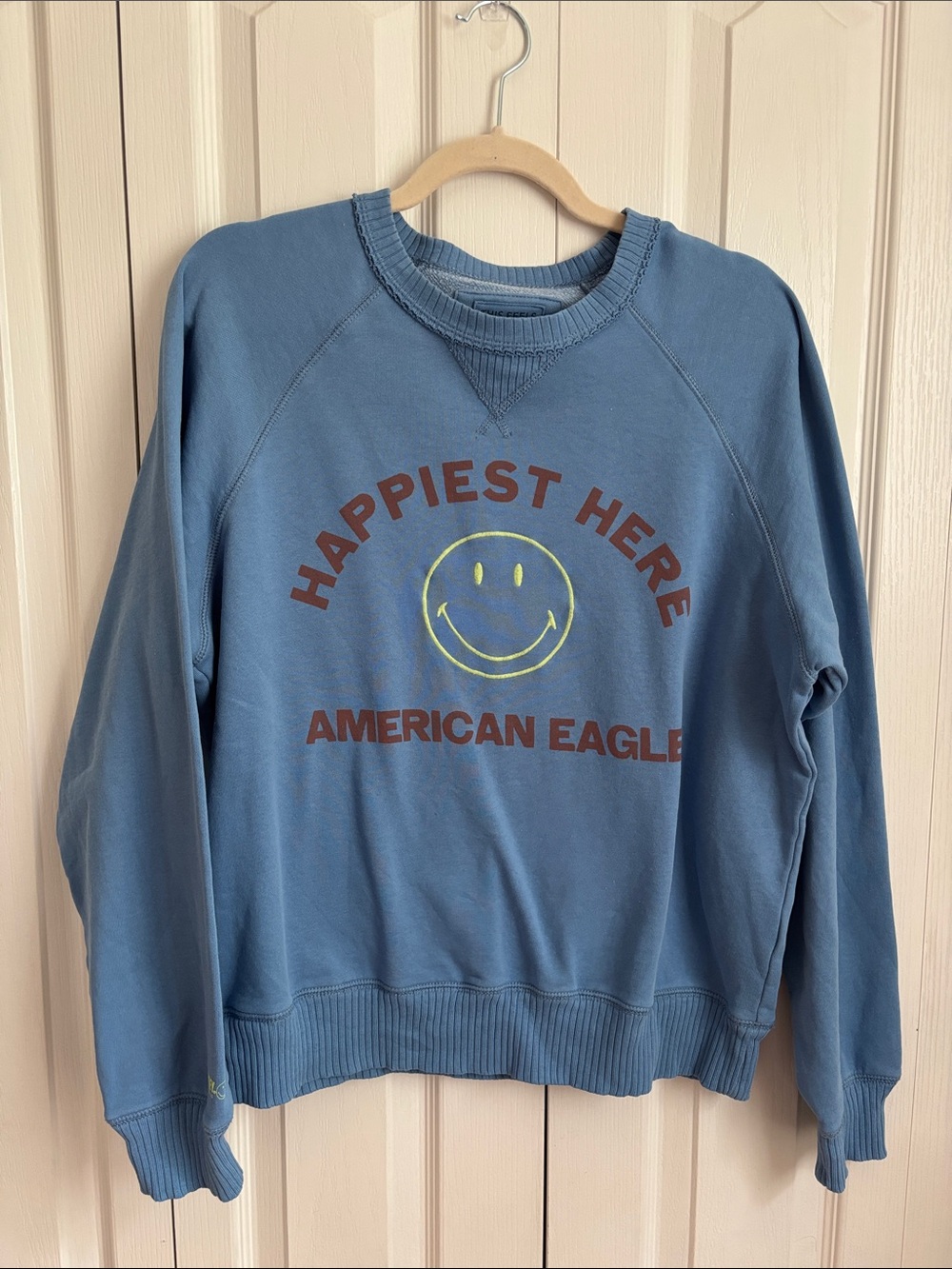 American Eagle Smiley Originals Happiest Here Crewneck Sweatshirt. Blue. Medium
